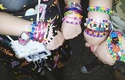 Kandi karkötő pénzért? A rave-kultúra egyik régi szimbóluma új vitát kapott