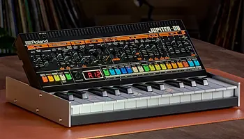 32 hangos polifóniával tér vissza a Roland JUPITER-8: bemutatták az új JUPITER-08 szintetizátort