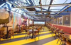 Haçienda-hangulatot kap a Manchester Airport Terminal 2 bárja