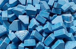 Rekorderejű „Blue Punisher” ecstasy veszélyezteti a brit klubéletet