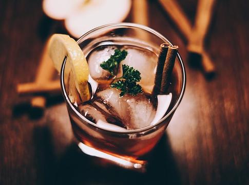 Alkoholmentes italok az ünnepi vacsorához: ízek, amelyek feldobják a Hálaadást