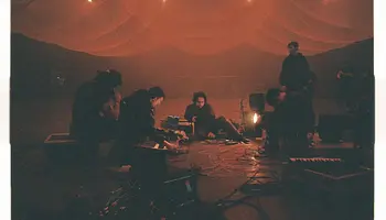 Fred again.. és a LATIN MAFIA kiadatlan zenéket is bemutat új turnéfilmjében