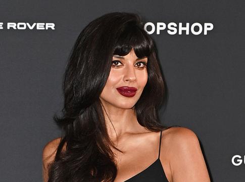 Jameela Jamil DJ-szettje váratlan fordulatot vett – a hangfalak szó szerint „megmozgatták”