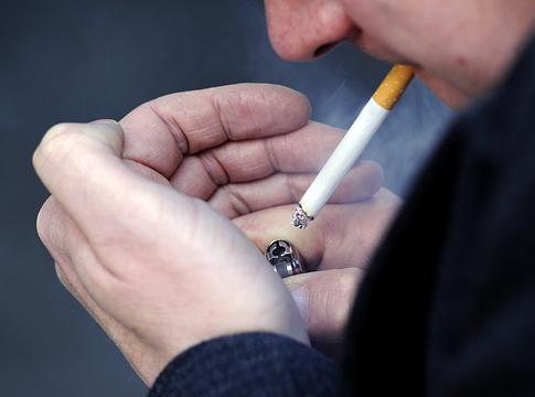 Füstmentes generáció: az Egyesült Királyság életre szóló dohányzási tilalmat vezet be