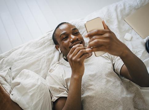 A „goodnight bro” TikTok-trend többről szól, mint egy poén – a férfiak érzelmi ébredését látjuk