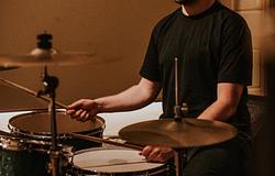 DrumBot AI: beszélgető dobprogram, ami hallgat és reagál