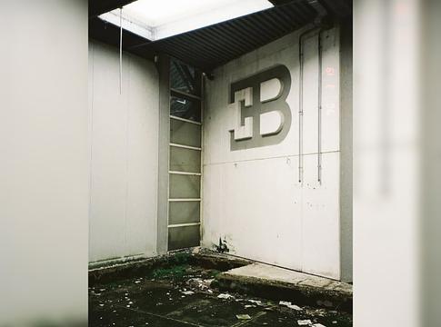 Witchtek: 5000 fiatal gyűlt össze egy illegális rave-en az elhagyatott Bugatti-gyárban