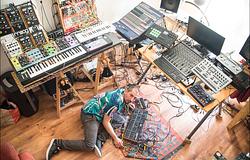 Aderacid új albuma: Frequency Colors