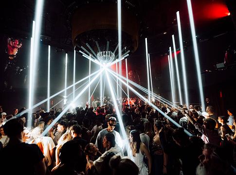 Defected teljes 2026-os Chinois Ibiza rezidencia: itt a csütörtöki névsor