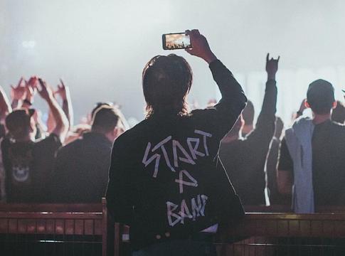 Berlin klubkultúrája vs. közösségi média – eltűnőben a kameramentes tánctér?
