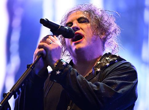 Robert Smith durván nekiment a FIFA félidei show-jának