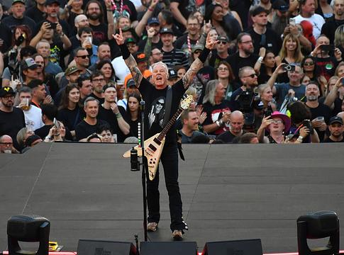 Új műsorral zárta londoni koncertjeit a Metallica