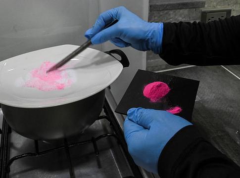 A „pink kokain” terjedése: divatszín mögött halálos kockázat