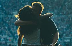 Olivia Dean O2-arénás koncertjén bukkant fel Sam Fender – a Rein Me In már kilenc hetet töltött az első helyen