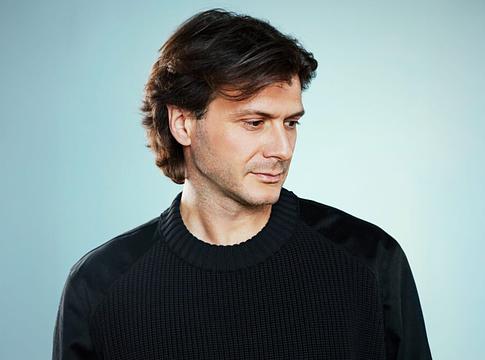 Alex Cecil új energiát hoz a tánctérre a „Bump It”-tel