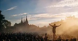 Paradise City megtiltja a saját sátrak behozatalát