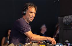 Ros Atkins drum & bass partit szervez Cornwallban