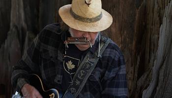 Neil Young bejelentette a Second Song albumot a The Chrome Hearts-szal, itt a címadó dal