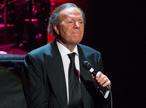 Súlyos vádak Julio Iglesias ellen: volt alkalmazottak szexuális zaklatást állítanak