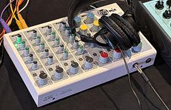 Erica Synths Bullfrog Mix: 6 csatornás performansz-mixer beépített effektekkel