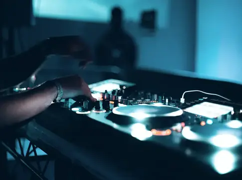 AI, sync gomb és CDJ-k: miért nem tudja a technológia leváltani a DJ-ket?