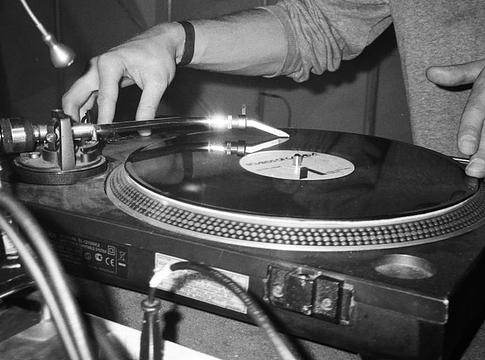 A zenehallgatás csökkentheti a demencia kockázatát – új kutatás a Monash Egyetemről