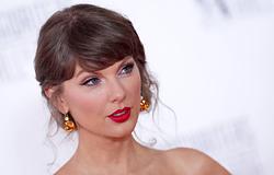 Taylor Swift több mint 160 ezer dollárt fizetett a New York-i esküvői engedélyért