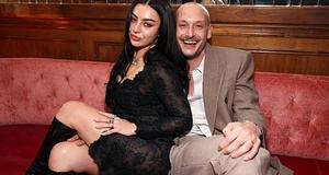 Charli XCX és George Daniel meglepetés In Conversation esttel és DJ-afterpartival lepték meg Londont