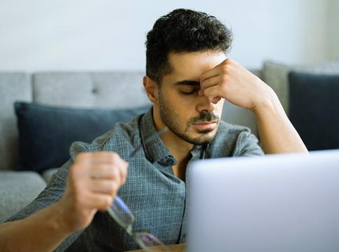 Miért érintjük meg az arcunkat, amikor stresszelünk? – A tudomány válasza egy hétköznapi szokásra