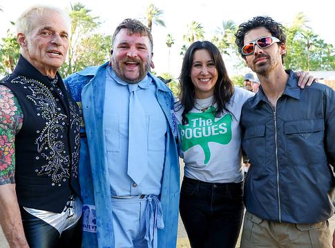 Teddy Swims nagyot húzott a Coachellán: Joe Jonasszal, Vanessa Carlttnnal és David Lee Roth-tal állt színpadra