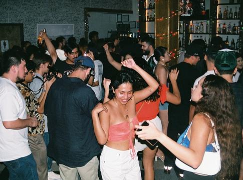 A házibulik újra a klubok fölé nőnek