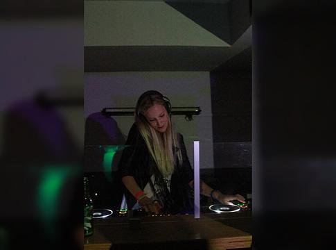 Hanna Hansen: a Loveparade DJ-pultjától a bokszringig és az iszlám hit felé