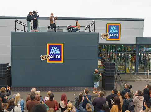 Lewis Capaldi az Aldi tetején mutatta be új dalát