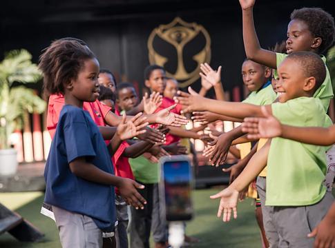 Zene, művészet és esély: új iskolát nyitott a Tomorrowland Foundation Dél-Afrikában
