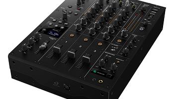 AlphaTheta DJM-V5: három csatorna, 4-sávos EQ, rétegzett mixelésre hangolva