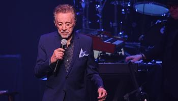 Frankie Valli az egészségére hivatkozva lemondta idei hátralévő koncertjeit