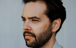 Helsloot lendületben: új album, nemzetközi figyelem és európai turné a Tinlickerrel