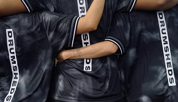 Umbro és Drumsheds közös futballmezt mutatott be az Enfield Town FC-vel