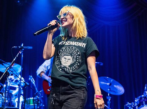 Hayley Williams sztárvendégekkel lepte meg a Newport Folk Festival közönségét