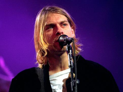 Patty Schemel elárverezi Kurt CobAIn Foxes pólóját