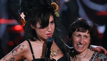 Amy Winehouse-ra emlékezett édesanyja halálának 15. évfordulóján