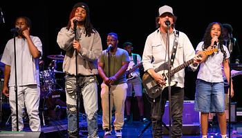 Eddie Vedder diákokkal írta és bemutatta a Better Believe-t