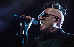 Maynard James Keenan kiállt régi osztálytársa, General Randy George mellett