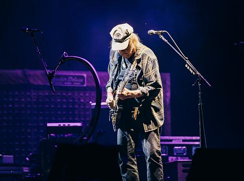 Neil Young új lemezén három, 63 éve írt dala is helyet kapott