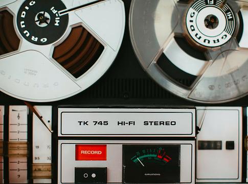 Analóg vs. digitális – a vita, ami sosem ér véget, csak átalakul