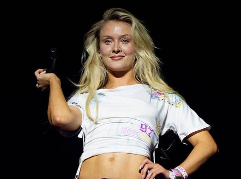 Zara Larsson Brat-mintára készülő deluxe lemezt jelentett be: PinkPantheress, Robyn, Shakira is rajta