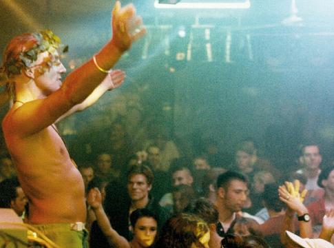 OMEN kiállítás a MOMEM-ben – újraéled Frankfurt legendás techno klubja