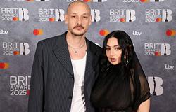 Charli XCX vicces fenyegetése az esküvőjén: „Ha nem sírsz, elhagylak!”