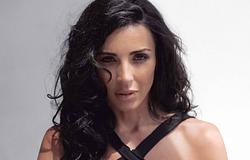 B Jones modern köntösben gondolja újra az Enjoy The Silence-t