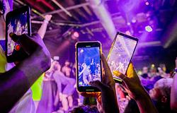 Telefonok a táncparketten: megölik vagy megőrzik az élményt?